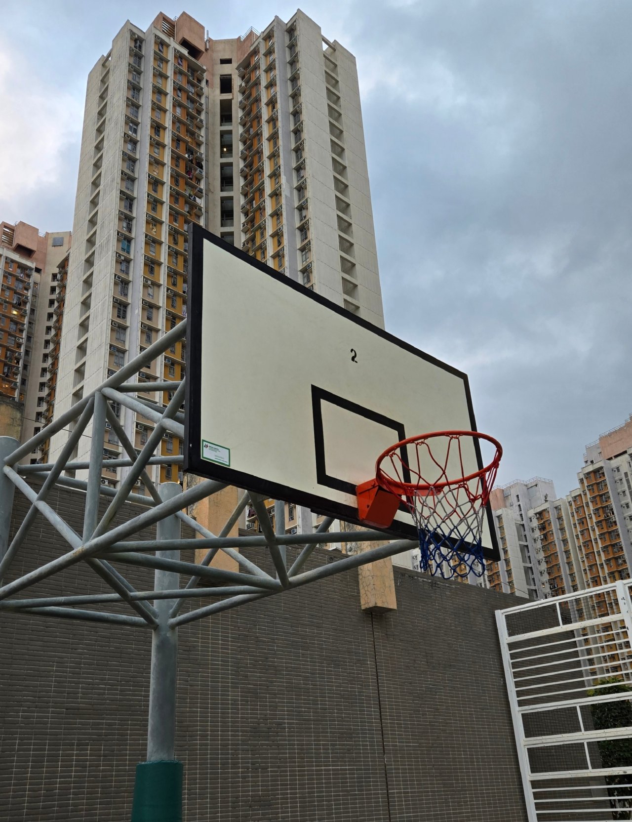 更換愉翠商場天台籃球場籃球板